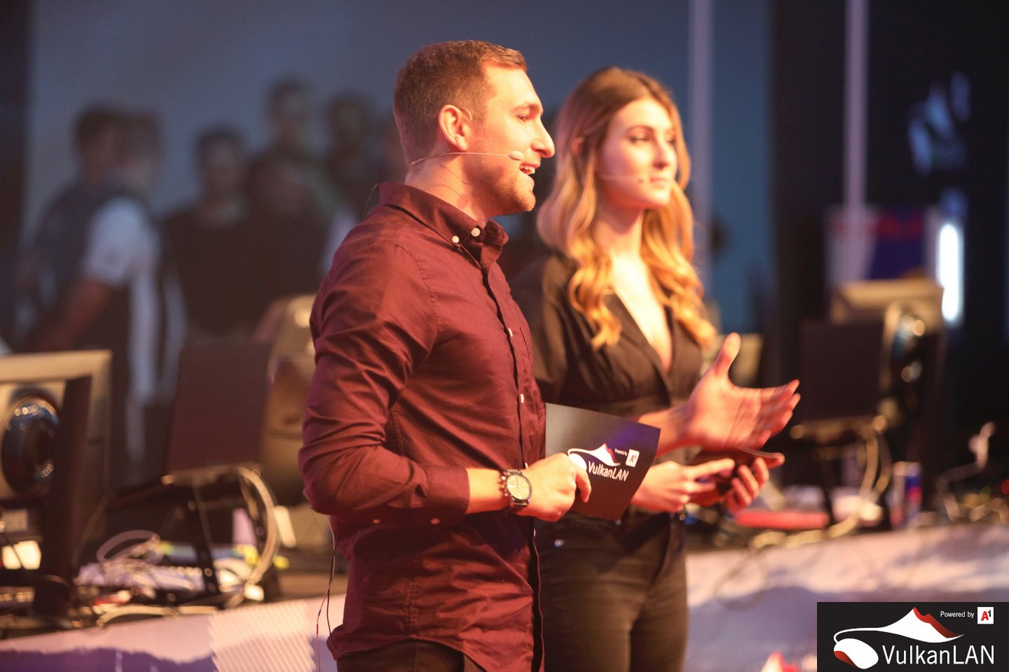 VulkanLAN2022 20221029 (c)dunkellicht photo 583 0232 Moderatoren Dennis u Cheeky